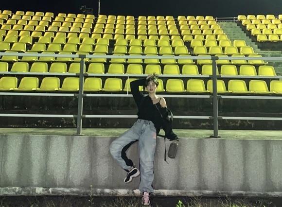 <p>Jeon So-mi hip visuals with near the situation I was.</p><p>Singer Jeon So-mi is 17, his SNS cool catand together multiple photos to publish.</p><p>Photo belongs to Jeon So-mi is the audience of the empty Venues in much delivery and pose are. Especially Jeon So-mi is a one side shoulder with Revealed of style to complete the sexy image more.</p><p>Meanwhile, Jeon So-mi in the last 6 month solo debut album `Make It`is announced, brisk efforts.</p><p>Picture=Jeon So-mi personal SNS</p>