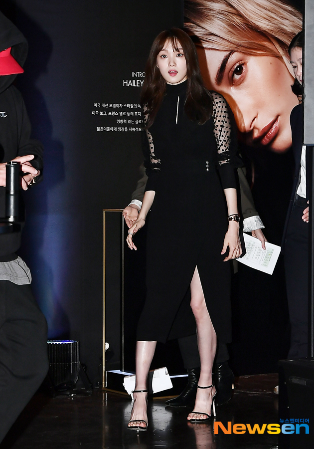 Actor Lee Sung-kyung poses at the DANIEL WELLINGTON photo wall event in Samcheong-dong, Seoul, on the afternoon of October 17.Lee Jae-ha