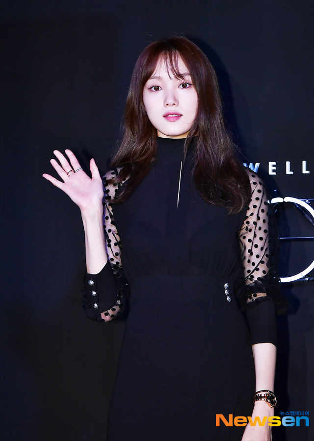 Actor Lee Sung-kyung poses for the Daniel Wellington (DANIEL WELLINGTON) photowall event at Seoul Samcheong-dong on the afternoon of October 17.Lee Jae-ha