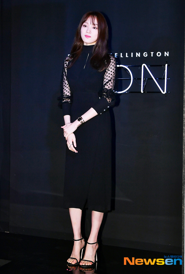 Actor Lee Sung-kyung poses during a photo wall event at Daniel Wellington (DANIEL WELLINGTON) in Seoul Samcheong-dong on the afternoon of October 17.Lee Jae-ha