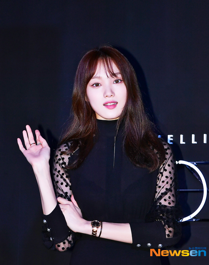 Actor Lee Sung-kyung poses for the Daniel Wellington (DANIEL WELLINGTON) photowall event at Seoul Samcheong-dong on the afternoon of October 17.Lee Jae-ha