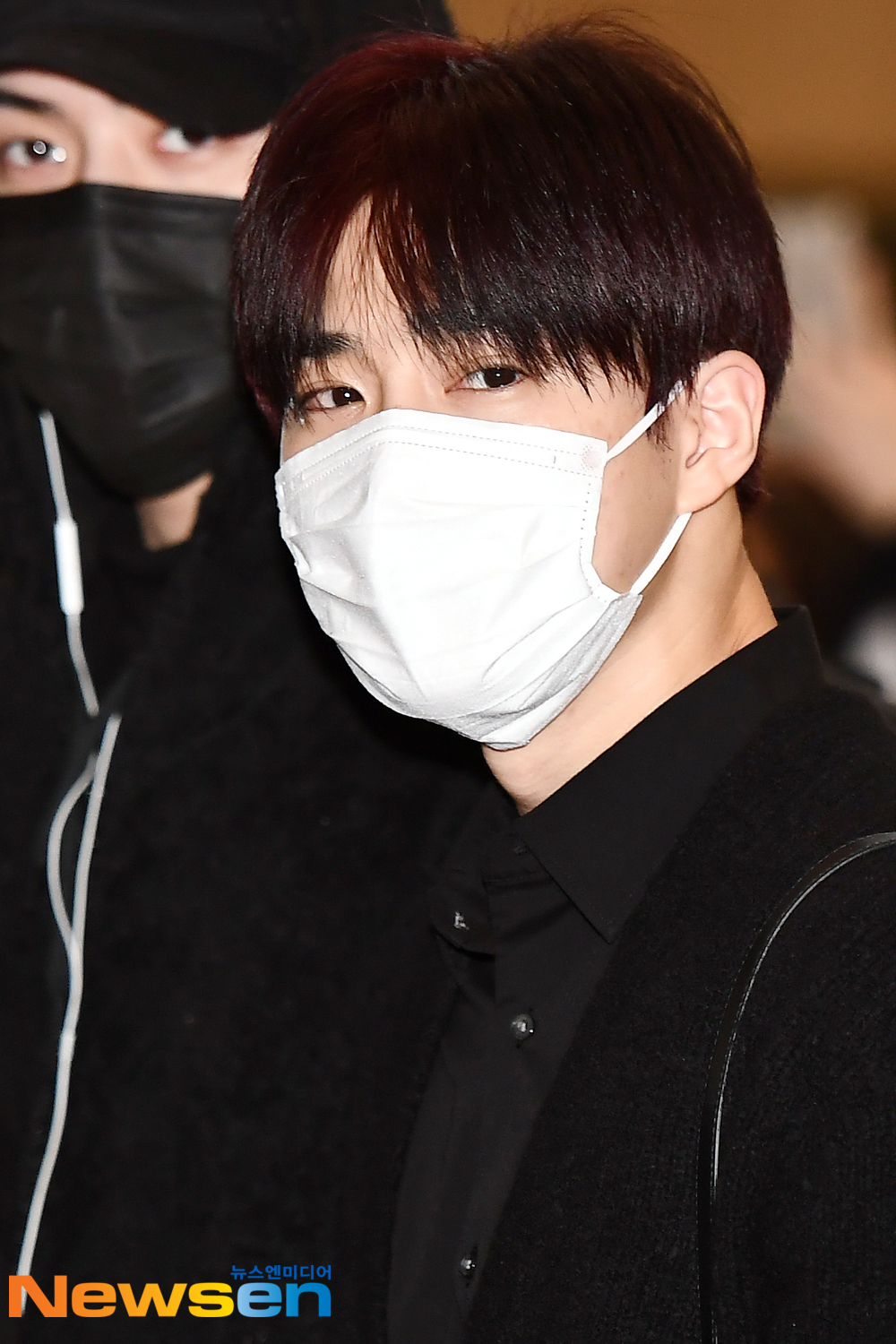 EXO (EXO) members Suho, Chanyeol, Kai, Baekhyun, Sehun and Chen departed for Japan Osaka University on October 17 at Gimpo International Airport in Banghwa-dong, Gangseo-gu, Seoul to attend EXO PLANET #5 - EXpLOration - In Japan schedule.EXO (EXO) member Suho is leaving for Japan Osaka University.exponential earthquake