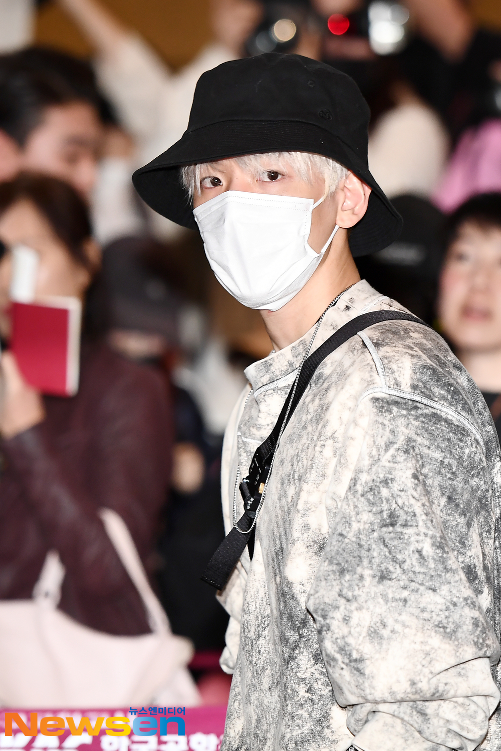 <p>EXO(EXO) member, guardian, Chanyeol, Kai, Baekhyun, Sehun, Chen 10 November 17 Afternoon Seoul Gangseo way car Gimpo International Airport through the ‘EXO PLANET #5 - EXplOration - In Japan’ schedule to attend car Japan Osaka University the country had.</p><p>EXO(EXO) member Baekhyun this Japan Osaka University the country has.</p>