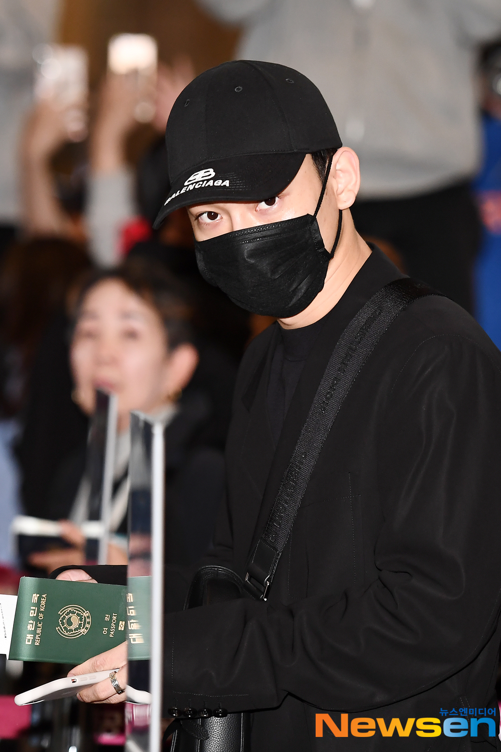 <p>EXO(EXO) member, guardian, Chanyeol, Kai, background, Sehun, Chen, this 10 17, PM Seoul Gangseo way car Gimpo International Airport through the ‘EXO PLANET #5 - EXplOration - In Japan’ schedule to attend car Japan Osaka University the country had.</p><p>EXO(EXO) member Chen this Japan Osaka University the country has.</p>