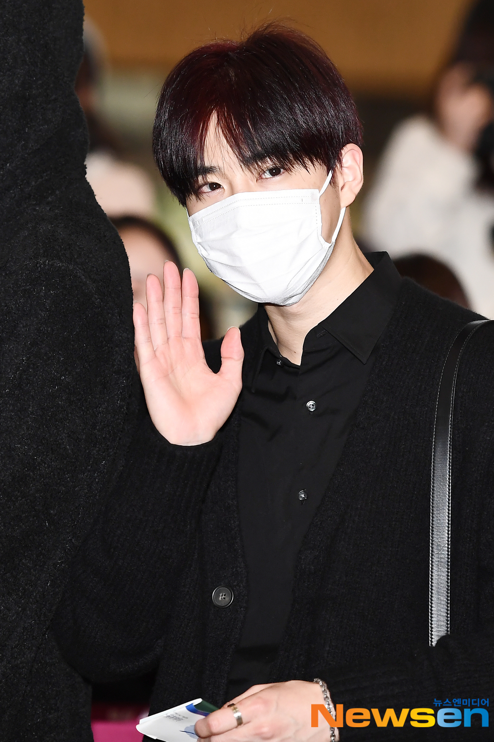 <p>EXO(EXO) member, guardian, Chanyeol, Kai, background, Sehun, Chen 10 November 17 Afternoon Seoul Gangseo way car Gimpo International Airport through the ‘EXO PLANET #5 - EXplOration - In Japan’ schedule to attend car Japan Osaka University the country had.</p><p>EXO(EXO) members can sign Japan Osaka University the country has.</p>