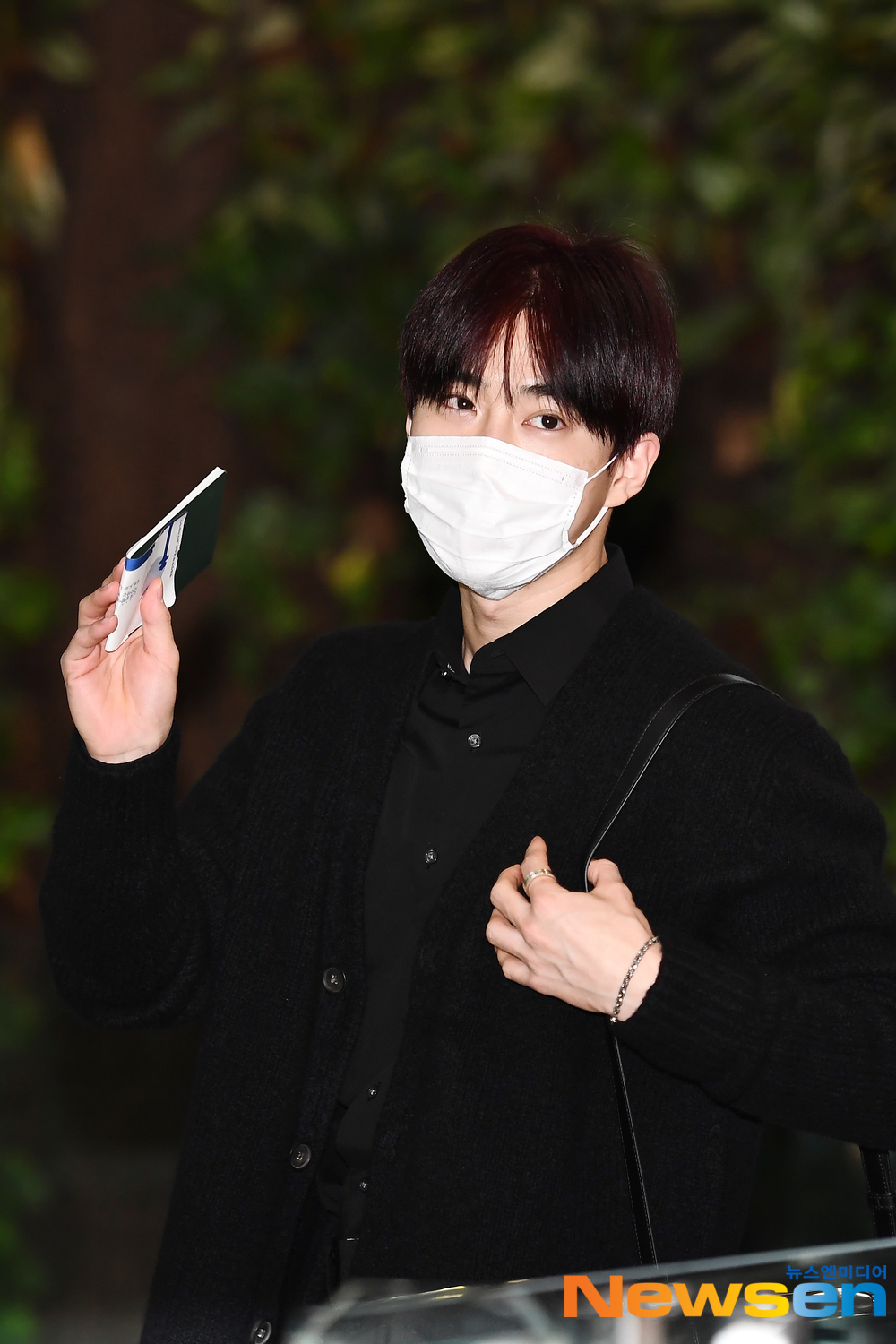 EXO (EXO) members Suho, Chanyeol, Kai, Baekhyun, Sehun and Chen departed for Japan Osaka University on October 17 at Gimpo International Airport in Banghwa-dong, Gangseo-gu, Seoul to attend EXO PLANET #5 - EXpLOration - In Japan schedule.EXO (EXO) member Suho is leaving for Japan Osaka University.exponential earthquake