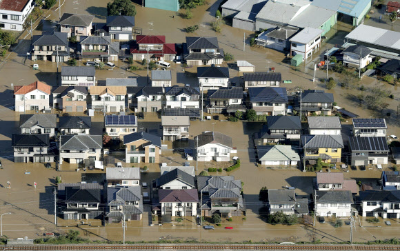 - 주택들이 13일(현지시간) 일본 도쿄 북부 아시카가에서 강력한 태풍 하기비스의 여파로 흙탕물 속에 잠겨 있다. AP 연합뉴스