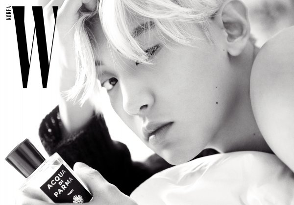 A pictorial with EXO Chanyeol and Italy Nichi perfume brand has been released.Chanyeol, who decorated the November issue of the fashion magazine <W Korea>, emanated the charm of bold and sophisticated men with sensual eyes.Italy Milan also created an exotic atmosphere and created a unique atmosphere.Through this picture, Chanyeol is the back door that he has been actively shooting more than ever, such as digesting the concept of a completely different feeling from the picture he has photographed so far and revealing what flavor is good for his taste.On the other hand, EXO Chanyeols picture with Aquadi Parmas new classic line signature perfume can be found in the November issue of W Korea and the official website.ImageW Korea, Aqua di Parma (Aqua di Parma)