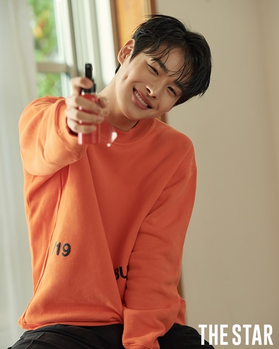 <p>17, more Star(THE STAR) magazine 11-Ho Choi Byung-chans cover photoshoot to the public. The revealed pictorial belongs to Choi Byung-chan is fire extinguisher shape of Spray for example, or towards the camera cutely posing, such as far could not see a variety of poses and charm more than anything.</p><p>Especially the pictorial cooling Spray the product model, found Choi Byung-chans first shot with his handwritten sign containing the bottle as edition ICE NO. 7this with no more eye-catching.</p><p>Choi Byung-chan is on a shoot in a long time shooting on tired staff to cool Spray to the roots and handed such First atmosphere to get to the lead was after it.</p><p>Meanwhile the other 11 are in the drama elegantto successfully lead heroine any number of trends or other cover, and new song andto the rising popularity of this group comen off of a fashion pictorial, the drama Party is hellis finished, the temporary relaxation of the photo and the Interview, BtoBs Lim Hyun-a photo of and Interview such a variety of styles and styles for the information.</p>