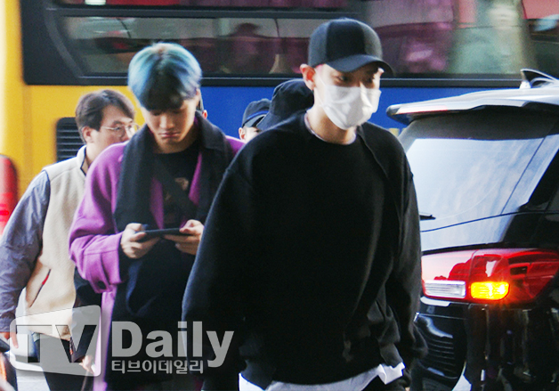 Group Exo (Suho Chanyeol Kai Baekhyeon Sehun Chen) departed from Gimpo International Airport on the afternoon of the 17th in Japan.EXO exit