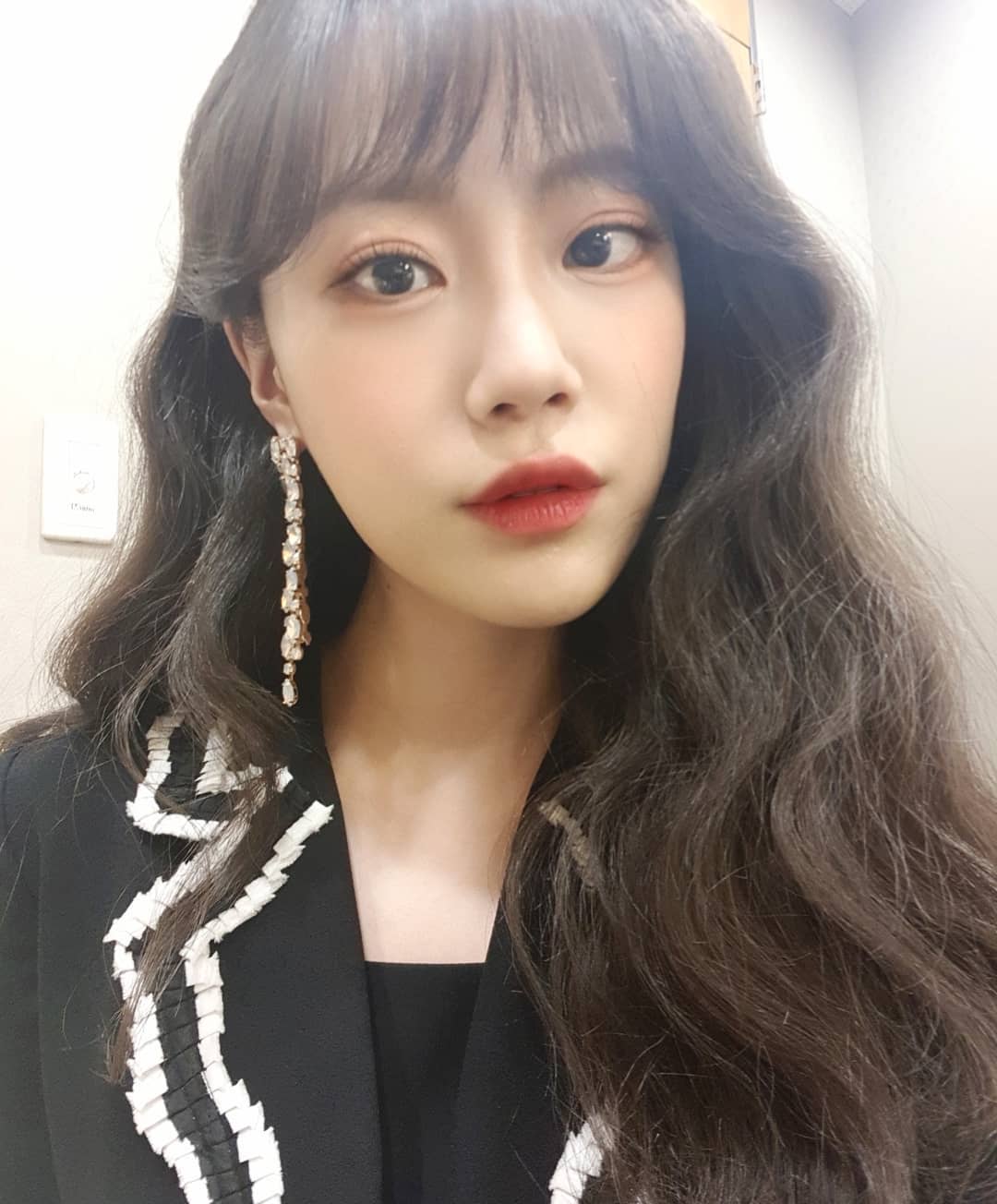 Heo Young-ji posted several photos on his Instagram on the 17th, along with an article entitled Its Blackland.The photo shows Heo Young-ji looking at Camera with a black hair and a chic look.The skin tone and the clear eyebrows that became more bright caught the attention of netizens.When the photos were released, netizens responded in various ways such as Oh, it is so beautiful, This is a big hit and I always support it.Meanwhile, Heo Young-ji is appearing on the lifetime channel Beauty Time./ Photo: Heo Young-ji Instagram