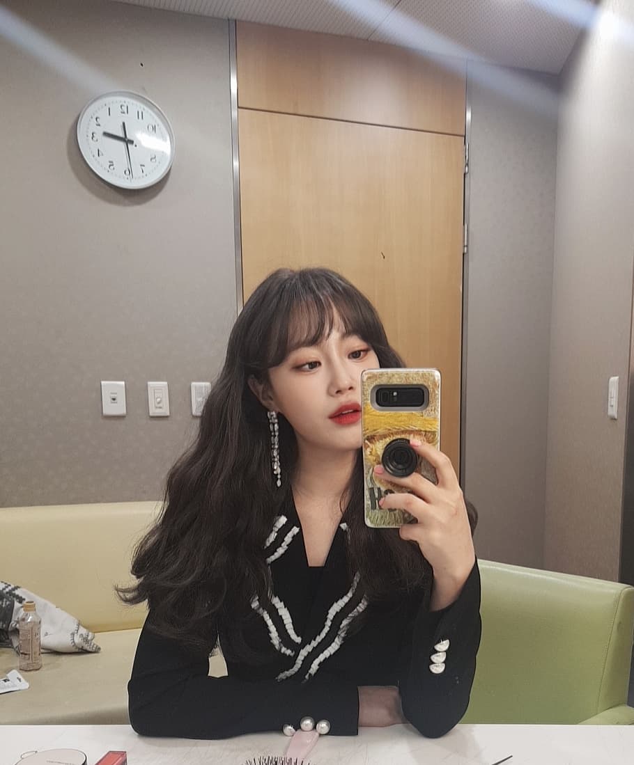 Heo Young-ji posted several photos on his Instagram on the 17th, along with an article entitled Its Blackland.The photo shows Heo Young-ji looking at Camera with a black hair and a chic look.The skin tone and the clear eyebrows that became more bright caught the attention of netizens.When the photos were released, netizens responded in various ways such as Oh, it is so beautiful, This is a big hit and I always support it.Meanwhile, Heo Young-ji is appearing on the lifetime channel Beauty Time./ Photo: Heo Young-ji Instagram