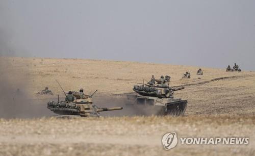 만비즈 주변에 배치된 터키군 탱크와 병사 [AP=연합뉴스]