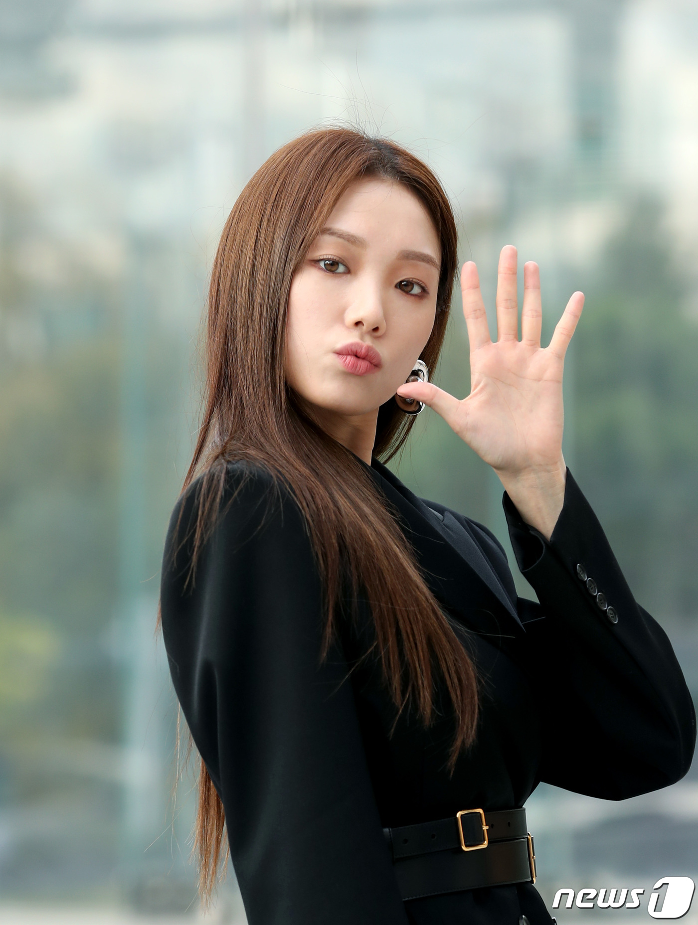 Seoul=) = Actor Lee Sung-kyung greets her lovely greetings at a fashion brand event held at a Department Store in Apgujeong-dong, Seoul, on the afternoon of the 18th.October 18, 2019