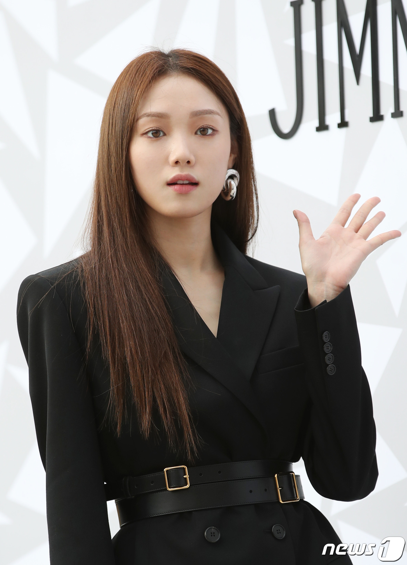 Seoul=) = Actor Lee Sung-kyung poses at the opening ceremony of the British brand JIMMY CHOO store at the Seoul Gangnam District Gallery Department Store luxury goods store WEST on the afternoon of the 18th.October 18, 2019