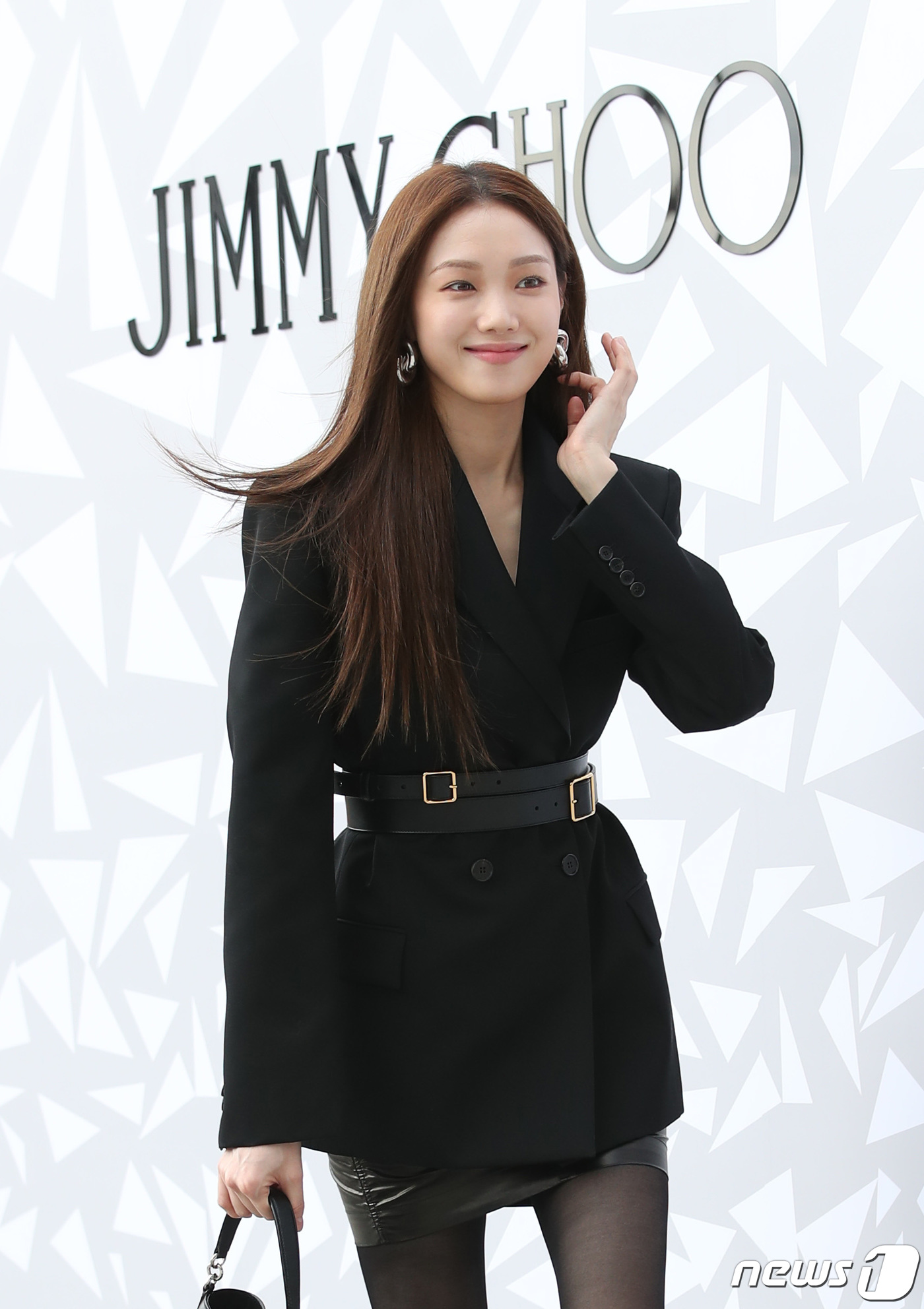 Seoul=) = Actor Lee Sung-kyung is building Smile at the opening ceremony of the British brand JIMMY CHOO store at WEST, the luxury store of Galleria Department Store in Seoul Gangnam District, on the afternoon of the 18th.October 18, 2019