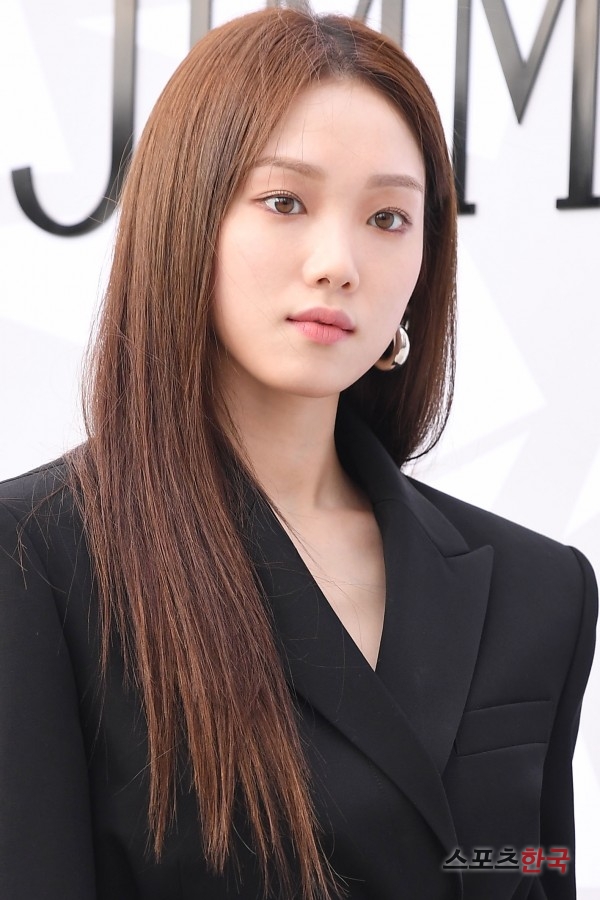 Lee Sung-kyung attends the opening ceremony of Jimmy Choo store at Prestige Storage, Galleria Department Store, Seoul Gangnam District, on the afternoon of the 18th.