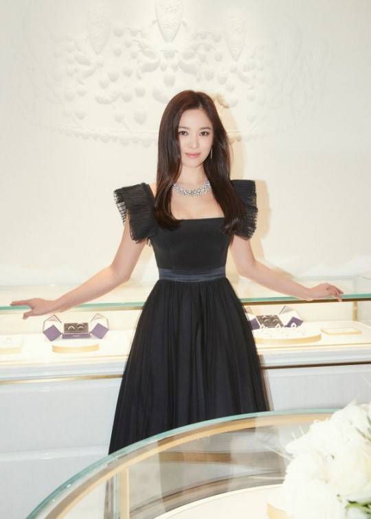 Song Hye-kyo attended the French imperial jewelery brand Shome (CHAUMET) boutique opening ceremony and gala Dinner show on Thursday.Song Hye-kyo showed off her elegant charm with a black dress and colorful jewelery. Her beautiful and bright expression was constantly shining.Previously, Shome canceled Song Hye-kyos personal photo call event in the sense of mourning for the late Sully who suddenly left the world.Other events were held as scheduled, and Song Hye-kyo attended informal internal events and met with brand officials.Meanwhile, Song Hye-kyo is reviewing his next work after TVN boyfriend.
