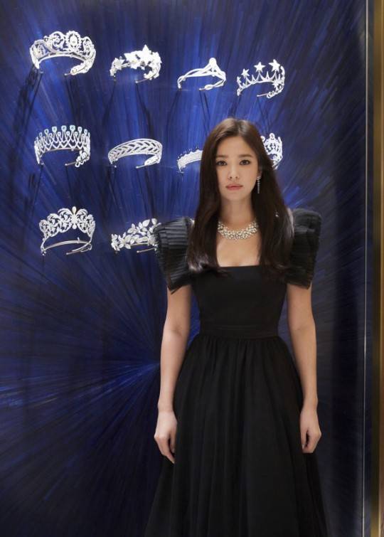 Song Hye-kyo attended the French imperial jewelery brand Shome (CHAUMET) boutique opening ceremony and gala Dinner show on Thursday.Song Hye-kyo showed off her elegant charm with a black dress and colorful jewelery. Her beautiful and bright expression was constantly shining.Previously, Shome canceled Song Hye-kyos personal photo call event in the sense of mourning for the late Sully who suddenly left the world.Other events were held as scheduled, and Song Hye-kyo attended informal internal events and met with brand officials.Meanwhile, Song Hye-kyo is reviewing his next work after TVN boyfriend.