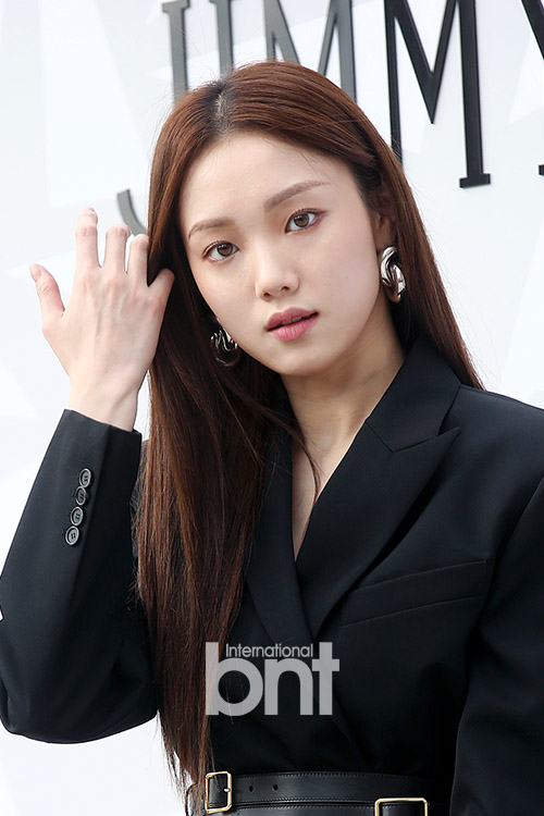 Actor Lee Sung-kyung attended the Jimmy Choo photo call event held at Galleria Department Store in Apgujeong-dong, Gangnam-gu, Seoul on the afternoon of the 18th.The Celebrity Force From the Rise.Sick hand greetings.You look pretty just to give your head.See you next time.news report
