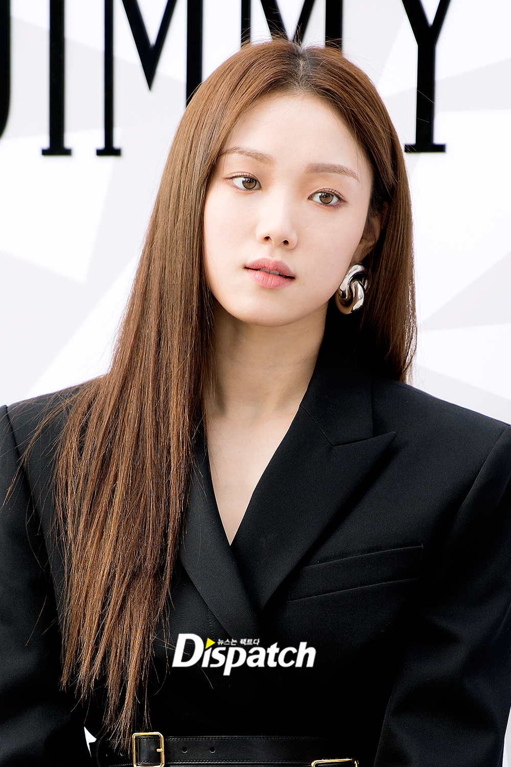 Lee Sung-kyung attended a brand photo wall event held at Apgujeong Galleria in Seoul Gangnam District on the afternoon of the 18th.Lee Sung-kyung showed off her chic charm in all-black fashion on the day, with her superb glamour and doll-like beautiful looks.eye drop visualThe Sikhs flow.elegant beautiful look