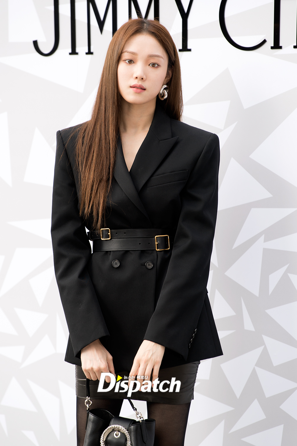 Lee Sung-kyung attended a brand photo wall event held at Apgujeong Galleria in Seoul Gangnam District on the afternoon of the 18th.Lee Sung-kyung showed off her chic charm in all-black fashion on the day, with her doll-like beauty as well as her superior glamour.The street is angry.unique legmodel force