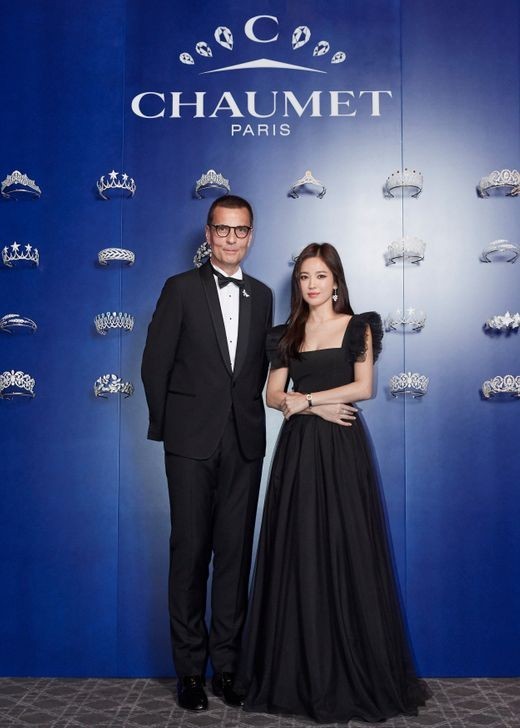 Actor Song Hye-kyo showed off her classy visualsSong Hye-kyo attended the France imperial jewelery brand Shome (CHAUMET) Boutique Open Ceremony and Gala Dinner Show on the 17th.Shome CEO Jean - Mark Manxbelt and others were also in place.The event was attended by Shome Global Executives; they visited Korea in a number of countries, including France and Hong Kong; Song Hye-kyo spent time talking to them.Captivating her gaze with a glamorous visual: Song Hye-kyo showed off her elegant figure in a black dress, despite her calm hairstyle and makeup, her beauty was glowing.Song Hye-kyo was originally scheduled to attend the photocall, but cancelled in mourning of the late Sully, only to have a minimum schedule as an ambassador.He participated only in informal internal events.Meanwhile, Song Hye-kyo is currently considering appearing in the film Anna (director Lee Ju-young) as his next film.