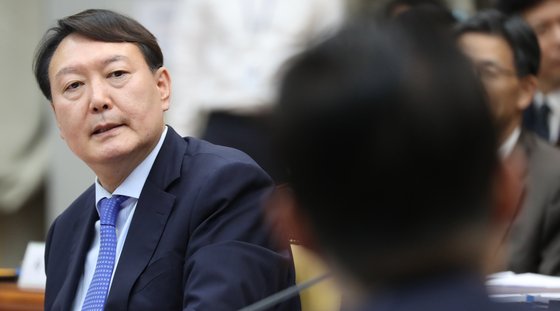 윤석열 검찰총장이 17일 서울 서초구 대검찰청에서 열린 국회 법제사법위원회의 대검찰청에 대한 국정감사에서 박지원 대안신당 의원 질의에 답하고 있다. [연합뉴스]