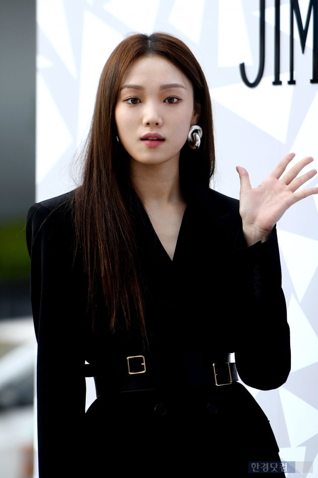Actor Lee Sung-kyung attended the photo call commemorating the opening of the Jimmy Chu store at the Gallery Department Store in Apgujeong-dong, Seoul on the afternoon of the 18th.