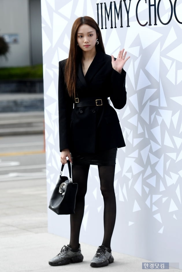 Actor Lee Sung-kyung attended the photo call commemorating the opening of the Jimmy Chu store at the Gallery Department Store in Apgujeong-dong, Seoul on the afternoon of the 18th.