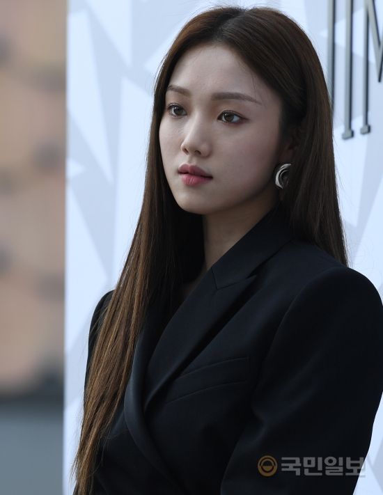 Actor Lee Sung-kyung is showing a wonderful appearance at the event to celebrate the opening of the Jimichu store at EAST Outdoor Plaza in Apgujeong Galleria Luxury Hall in Seoul Gangnam District on the afternoon of the 18th.