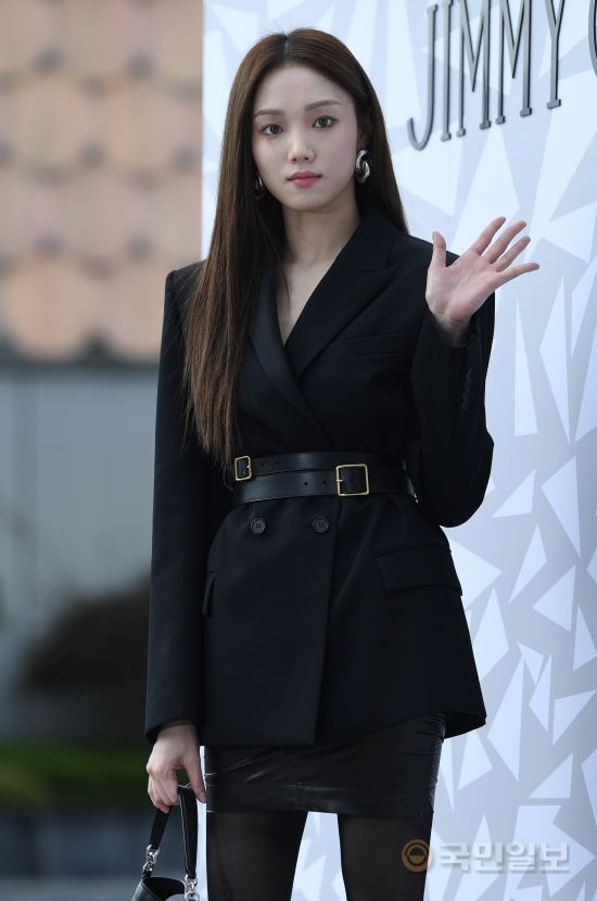 Actor Lee Sung-kyung is showing a wonderful appearance at the event to celebrate the opening of the Jimichu store at EAST Outdoor Plaza in Apgujeong Galleria Luxury Hall in Seoul Gangnam District on the afternoon of the 18th.