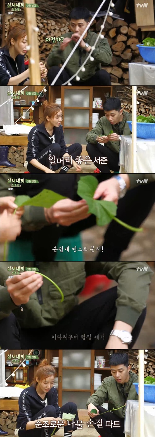 Park Seo-joon, a village of Samshi Sekisui Mountain, showed his talent for improving sweet potato plots.In the TVN entertainment program Samshi Sekisui Mountain Village, which was broadcast on the afternoon of the 18th, Park Seo-joon helped Yoon Se-ah to prepare for lunch.On this day, the production team joked to Yeom Jung-ah and Yoon Se-ah, who sat side by side on a narrow tap, saying, The population density of tap has increased.Since then, Park Seo-joon and Yoon Se-ah have started to trim sweet potato plots to make herbs.Park Seo-joon said, There is a groove in the sweet potato plot, but if you concentrate on it, it will be separated.