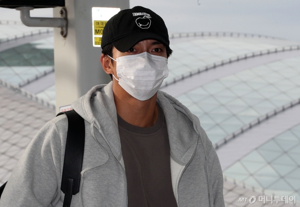 Singer and actor Lee Seung-gi is departing through the Incheon International Airport on the morning of the 18th for overseas schedule.