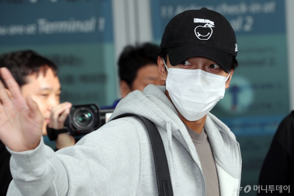 Singer and actor Lee Seung-gi is departing through the Incheon International Airport on the morning of the 18th for overseas schedule.