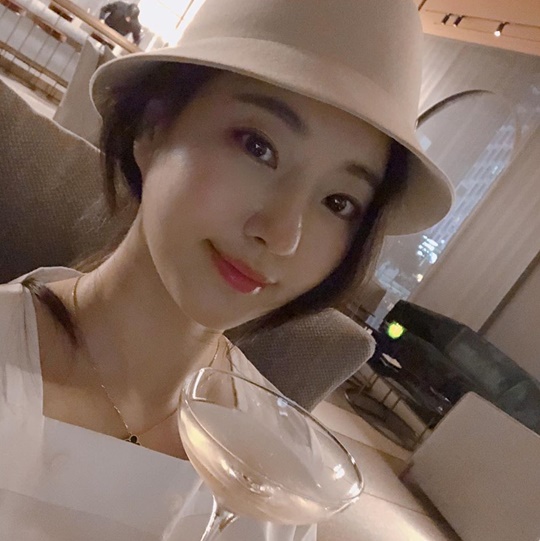 Kim Sa-rang showed off his beautiful looks during the showActor Kim Sa-rang shared a picture on his Instagram on October 17 with the phrase Celebrate.Kim Sa-rang in the picture is wearing a hat and looking at the camera, who thrilled viewers with his dark double eyelids and features.han jung-won