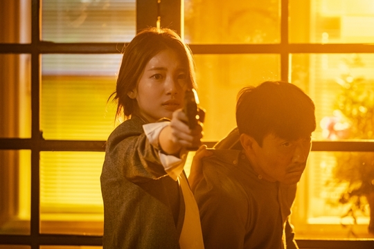Lee Seung-gi and Bae Suzy are again hit by DDanger.SBS gilt drama Vagabond (playplayed by Jang Young-chul, Jung Kyung-soon/directed by Yoo In-sik) revealed on October 18 that Lee Seung-gi and Bae Suzy face another life-threatening DDanger situation.The scene in the play, Cha Dal-geon (Lee Seung-gi), Goh Hae-ri (Baek Hu-ji), and Kim If (Jang Hyuk-jin) confront some kind of threat posed within the embassy.Chadalgan is pushing a gun into the back of someones head, emitting a glowing eye that seems to explode at any moment, and the confession is pointing the gun at another place with an expression of embarrassment and Danger.And Kim if, in handcuffs, is being dragged around in a huddle, frightened among them.In the last broadcast, Cha Dal-gun, Go Hae-ri, and Ki Tae-woong (Shin Sung-rok) managed to escape from the attack of Lily (Park A-in) and Kim Do-soo (Choi Dae-chul) and hid themselves in the embassy, and Cha Dal-gun even shouted to collect his blood to save Kim If, who was seriously injured.I am curious about what kind of extreme DDanger was given to those who wanted to stay in a safe place and sigh for a while, and who is the person who threatened them.emigration site