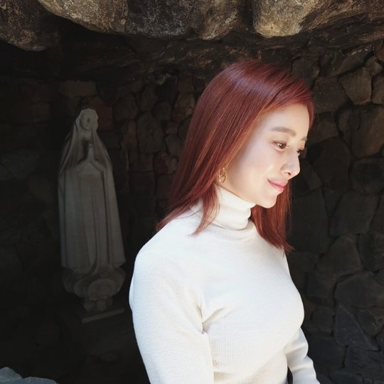 Yoon Se-ah showed off her elegant beauty.Actor Yoon Se-ah posted a picture on his instagram on October 18 with an article entitled Today in the Wind... is in mind.The photo shows Yoon Se-ah posing naturally, looking somewhere, with elegant Smile catching the eye.kim myeong-mi