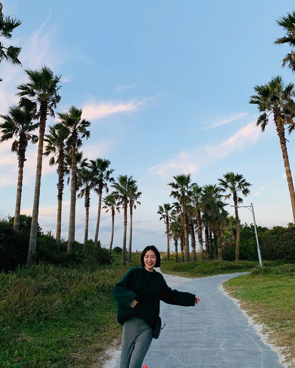 Broadcaster Kim Sae-rom has reported on his recent happy situation.Kim Sae-rom posted a picture on October 18 with an article entitled Excited on his instagram.Kim Sae-rom in the open photo is laughing brightly as he enjoys the clear weather of Jeju Island.In particular, Kim Sae-rom is showing an elegant and fascinating figure with red lip.Park So-hee