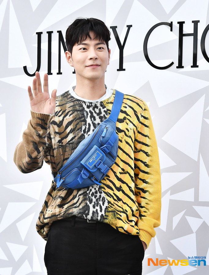 The photo call event of luxury accessory brand Jimmy Chu was held on October 18 at EAST Square in Galleria Luxury Hall.Lee Sung-kyung Jung-yeon (Twice) and Hong Jong-Hyun attended the ceremony.Lee Jae-ha