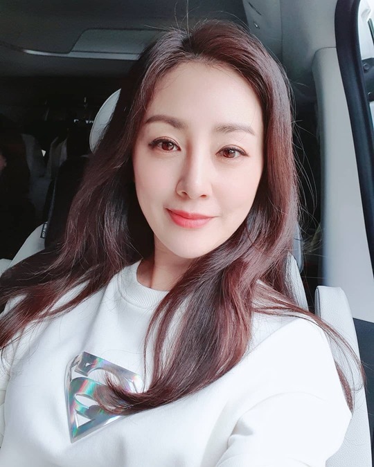 Oh Na-ra showed off her beautiful looks in her daily life as well.Actor Oh Na-ra shared a picture on his Instagram on October 18 with the phrase The Way to Lunch Eat.Oh Na-ra in the picture is smiling brightly in the vehicle, he sang the admiration of those who see it with white skin and colorful features.Oh Na-ra will appear on KBS 2TVs new drama 9.9 billion women scheduled to air in Novemberhan jung-won