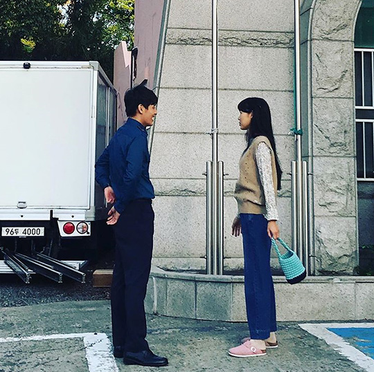 .Actor Gong Hyo-jin has revealed his affectionate appearance with his partner Kang Ha-neul.Gong Hyo-jin posted a picture on his personal Instagram account on October 18 with the caption: Were going to be this mate: around Camellia Phil.In the photo, Gong Hyo-jin is talking to actor Kang Ha-neul.Kang Ha-neul is smiling brightly while listening to the story of Gong Hyo-jin.Gong Hyo-jin and Kang Ha-neul are captivating viewers with a camellia dragon couple in KBS 2TV drama Camellia Phil..Choi Yu-jin
