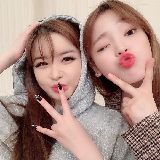 Singer Park Bom showed off his pleasant friendship with girl group Oh My Girl Seung Hee.Park Bom posted three photos on October 18th in his personal instagram with an article entitled Our Seung Hee My Black Knight? Queengraves I know.In the photo, Park Bom stuck his lips with Seung Hee, made a V-shaped, and played with both thumbs.Park Bom and Seung Hee are also cute and attract attention..Choi Yu-jin