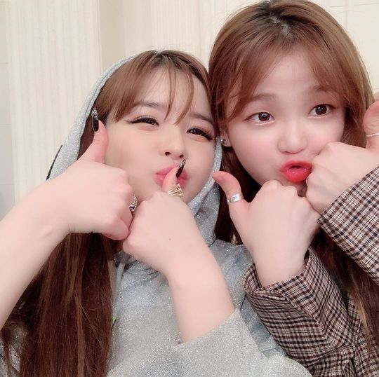 Singer Park Bom showed off his pleasant friendship with girl group Oh My Girl Seung Hee.Park Bom posted three photos on October 18th in his personal instagram with an article entitled Our Seung Hee My Black Knight? Queengraves I know.In the photo, Park Bom stuck his lips with Seung Hee, made a V-shaped, and played with both thumbs.Park Bom and Seung Hee are also cute and attract attention..Choi Yu-jin