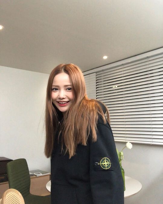 Actor Ha Yeon-soo has released a photo full of bright Smiles.On October 18, Ha Yeon-soo posted a picture on his SNS.Ha Yeon-soo in the photo shows a cool Smile with his unique attractive mouth. The netizens say, It seems that the eyes of the one floor have become stronger.It is always beautiful, and It is beautiful that does not change even if you eat age. Ha Yeon-soo appeared on KBS Joy Trend With Me Season 2 which ended on July 31st.heo seon-cheol