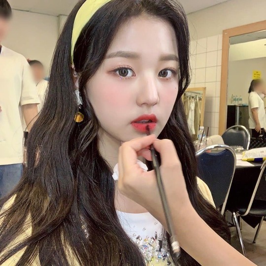 Group IZ*ONE member Jang Won-young boasted fresh beautiful looks.Jang Won-young posted several photos on October 18th with an article entitled Sunflower on the IZ*ONE official Instagram.The photo shows Jang Won-young, who is wearing makeup, and Jang Won-youngs white-green skin and large, clear eyes catch his eye.The fresh atmosphere of Jang Won-young also stands out.delay stock