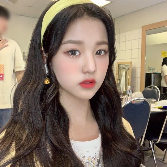 Group IZ*ONE member Jang Won-young boasted fresh beautiful looks.Jang Won-young posted several photos on October 18th with an article entitled Sunflower on the IZ*ONE official Instagram.The photo shows Jang Won-young, who is wearing makeup, and Jang Won-youngs white-green skin and large, clear eyes catch his eye.The fresh atmosphere of Jang Won-young also stands out.delay stock