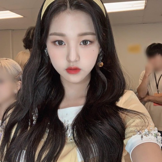 Group IZ*ONE member Jang Won-young boasted fresh beautiful looks.Jang Won-young posted several photos on October 18th with an article entitled Sunflower on the IZ*ONE official Instagram.The photo shows Jang Won-young, who is wearing makeup, and Jang Won-youngs white-green skin and large, clear eyes catch his eye.The fresh atmosphere of Jang Won-young also stands out.delay stock