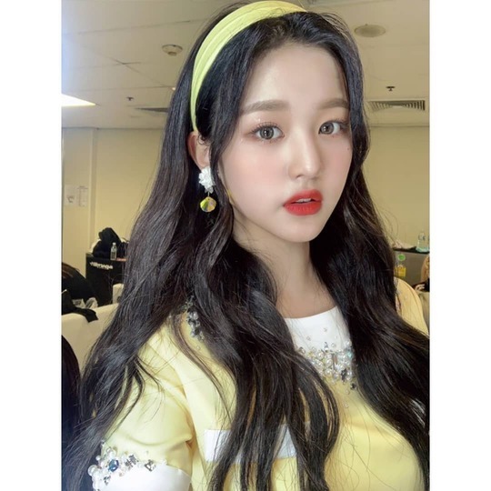 Group IZ*ONE member Jang Won-young boasted fresh beautiful looks.Jang Won-young posted several photos on October 18th with an article entitled Sunflower on the IZ*ONE official Instagram.The photo shows Jang Won-young, who is wearing makeup, and Jang Won-youngs white-green skin and large, clear eyes catch his eye.The fresh atmosphere of Jang Won-young also stands out.delay stock