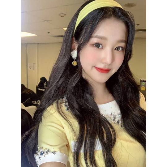 Group IZ*ONE member Jang Won-young boasted fresh beautiful looks.Jang Won-young posted several photos on October 18th with an article entitled Sunflower on the IZ*ONE official Instagram.The photo shows Jang Won-young, who is wearing makeup, and Jang Won-youngs white-green skin and large, clear eyes catch his eye.The fresh atmosphere of Jang Won-young also stands out.delay stock